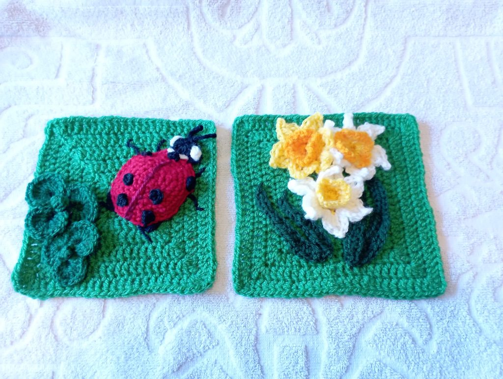 grannys coccinelle et jonquille côtes à côtes