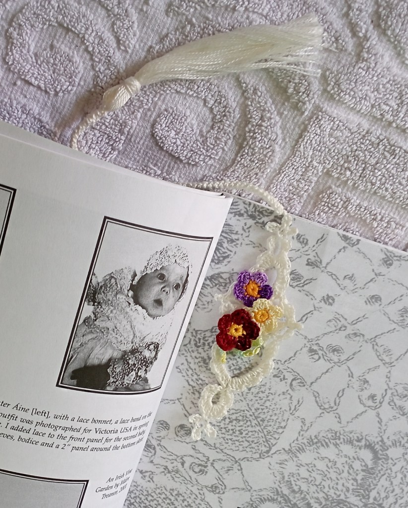 marque page crochet dentelle 2 dans un livre