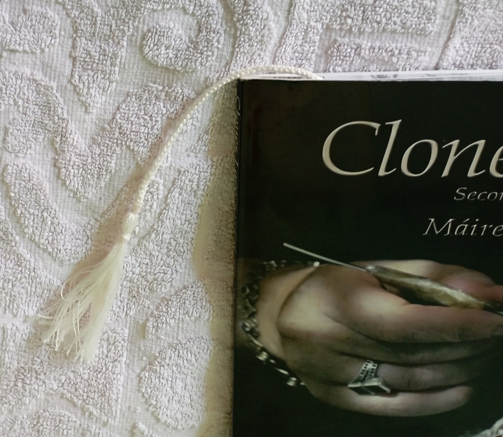 floche de marque page crochet dentelle dans un livre