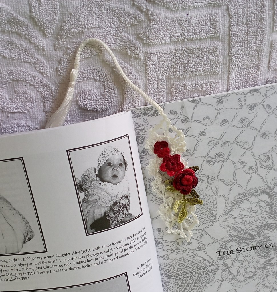 marque page crochet dentelle 1 dans un livre