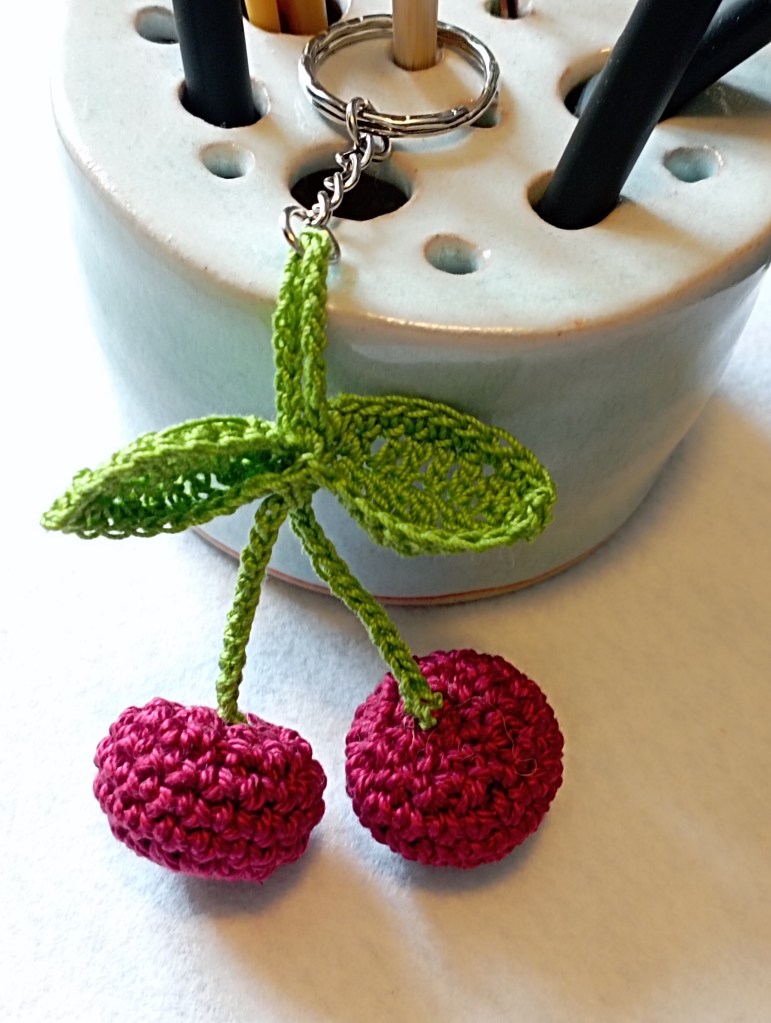 porte-clefs cerises terminé et présenté