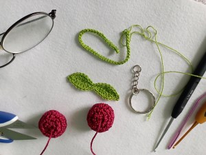 Matériel et pièces pour réaliser le porte-clefs Le temps des cerises