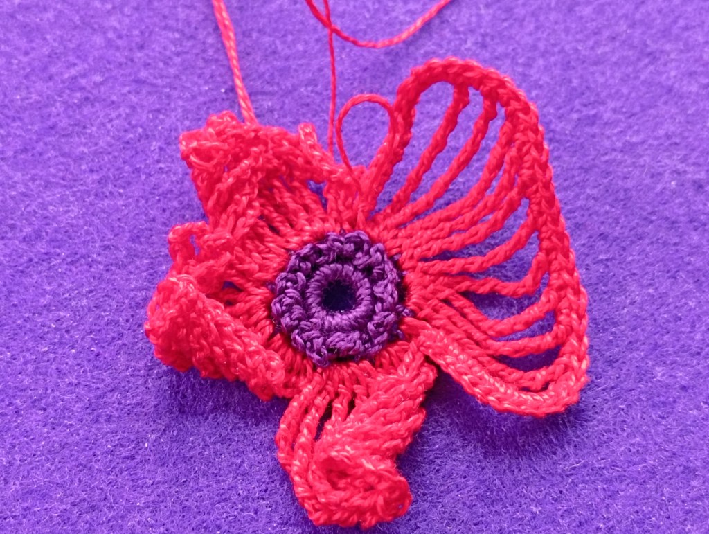 un pétale bordé de cordon