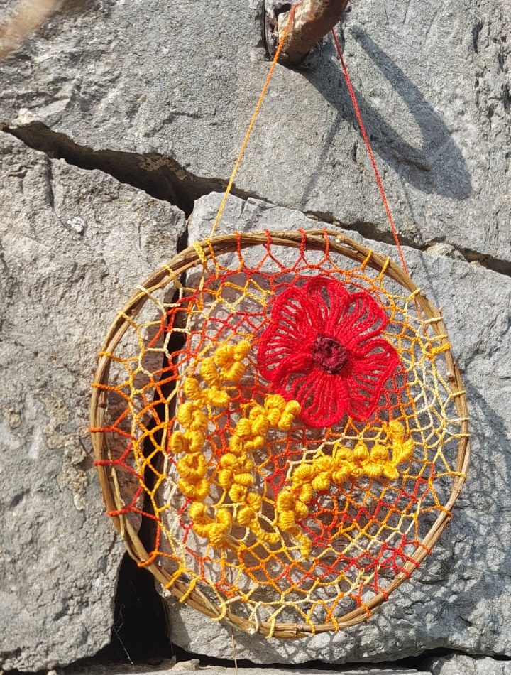 Danse avc les blés exposé sur de vieilles pierres