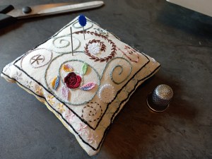 coussin d'épingles brodé terminé