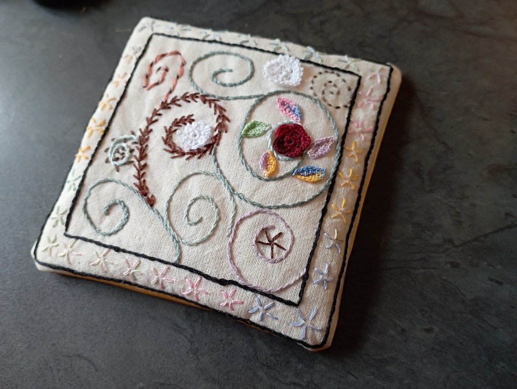 coussin d'épingles brodé prêt pour être rembourré