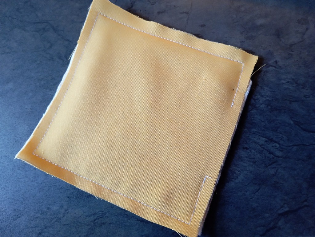 enveloppe coussin d'épingles brodé envers côté satin