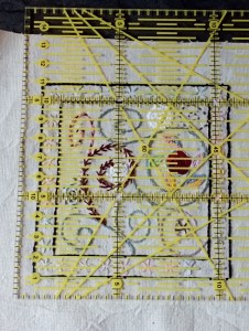 préparation de la découpe tissu pour coussin d'épingles brodé