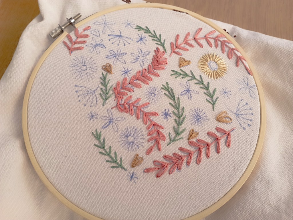 broderie cœur végétal du tote bag en cours