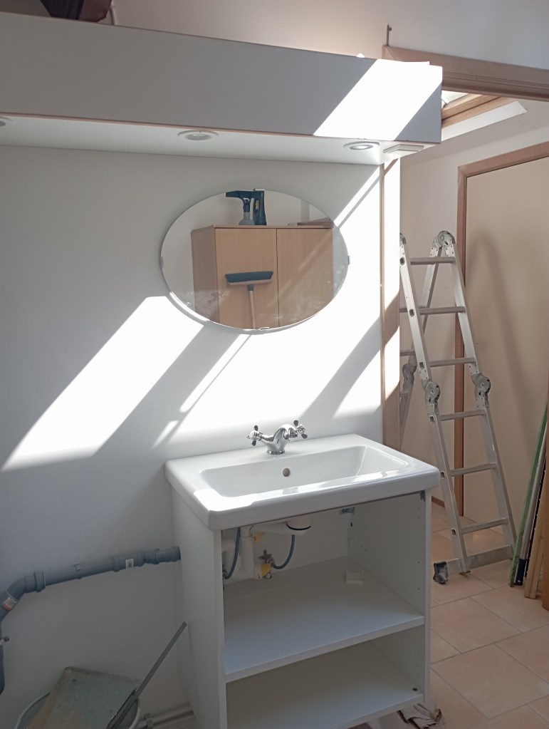 salle de bain simple mais agréable